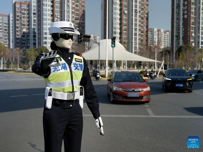 China trimite în stradă „RoboCops”. Polițiștii cu inteligență artificială dirijează traficul și avertizează pietonii