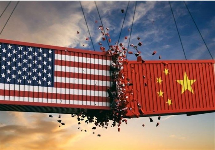 China zguduie pieţele mondiale cu un excedent comercial record de aproape 1,2 trilioane de dolari. Exporturile Beijingului explodează către Asia, Africa şi America Latină în faţa presiunilor americane, în timp ce economia globală resimte forţa manufacturii chineze şi tensiunile comerciale escaladează