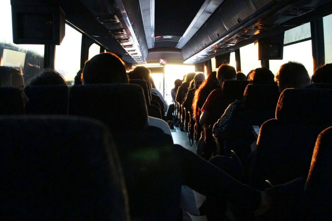 Cincisprezece şoferi internaţionali de autocar, acuzaţi că transportau migranţi ilegali între Franţa şi Spania, au fost arestaţi