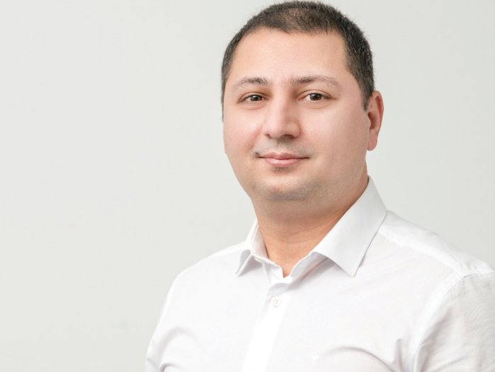Cine este Adrian Neţu director de vânzări ASBIS România, un business de aproape 300 mil. lei, un dezvoltator de soluţii şi servicii IT pentru pieţe din Europa, Orientul Mijlociu şi Africa. Una dintre lecţiile pe care le-am învăţat este că la început puneam accentul pe ce aveam eu de vândut, nu pe ceea ce avea nevoie clientul, şi am greşit