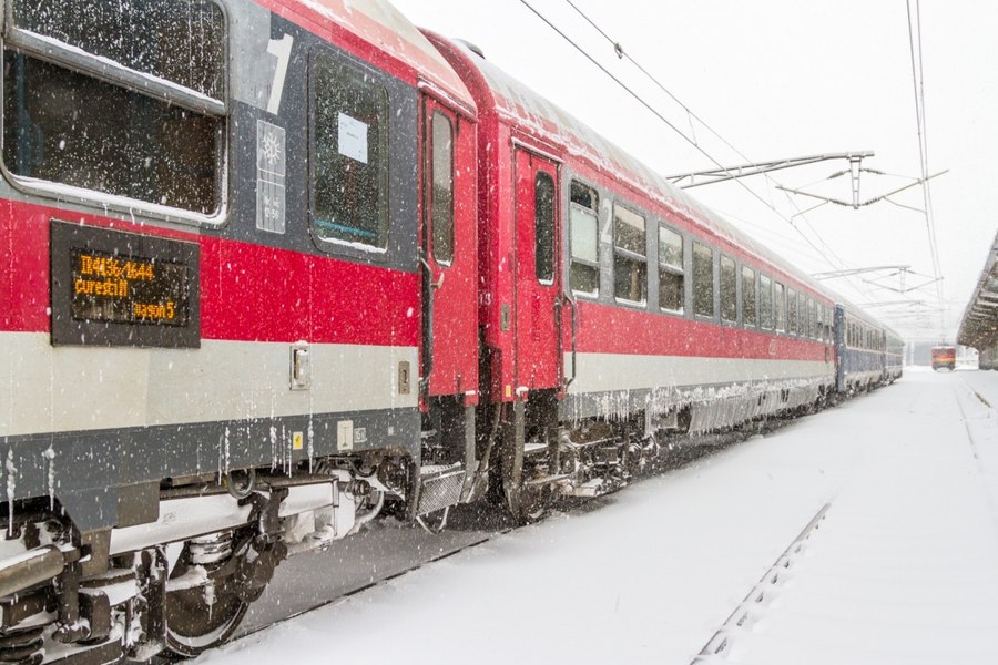 Circulația feroviară, îngreunată din cauza ninsorii. Un tren pe ruta București Nord - Curtici a avut o întârziere de peste patru ore