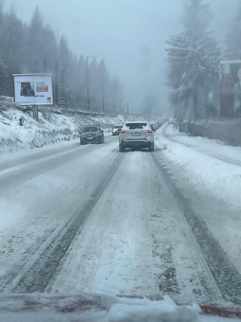 Circulația rutieră este închisă pe patru drumuri județene din cauza ninsorilor / Peste 1.000 de consumatori din județele Călărași și Dolj nu au energie electrică / Manevrele în porturile Midia, Constanța Nord și Sud sunt suspendate din cauza vizibilității reduse