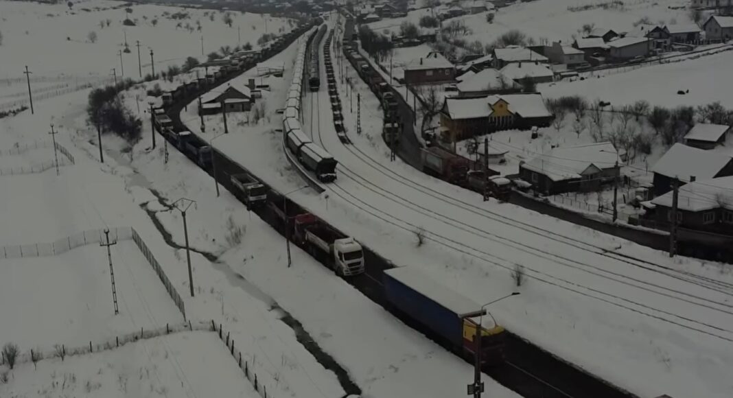 Coadă de camioane la Salina Dej / 5.500 de tone de sare s-au vândut într-o singură zi / E de aproape zece ori mai mult decât s-a vândut în întreaga iarnă trecută