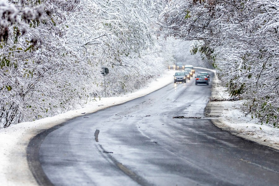 Cod portocaliu și galben de ninsoare în mai multe județe. Vremea se va răci accentuat în cea mai mare parte a țării