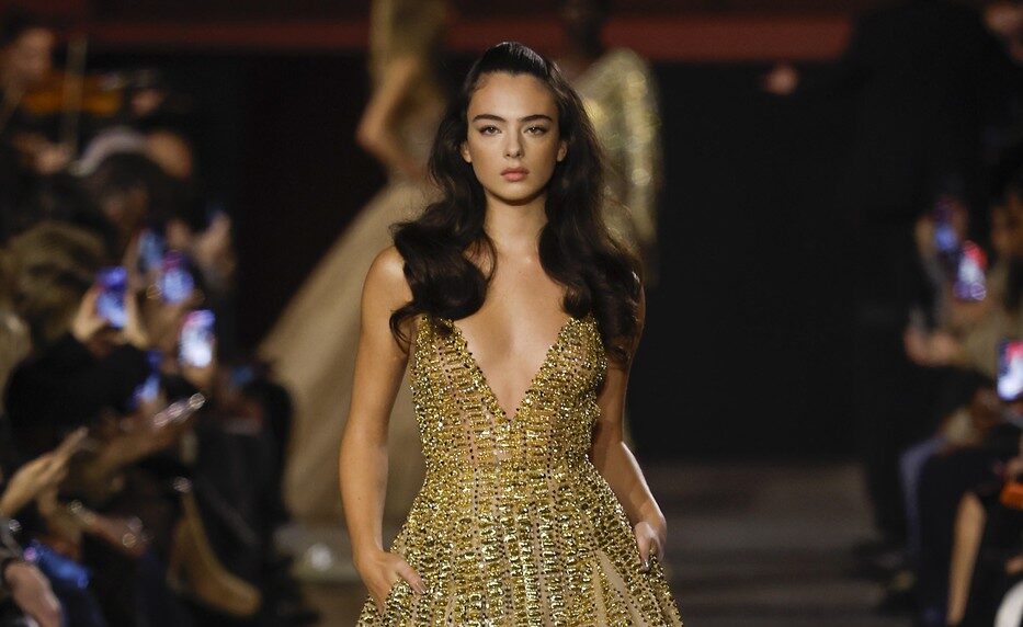 Colecția Elie Saab Haute Couture prezentată la Paris Fashion Week confirmă continuitatea estetică a casei, prin siluete clasice și broderii elaborate