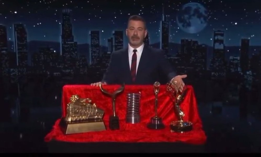 Comediantul Jimmy Kimmel îi oferă lui Donald Trump trofeele sale, în schimbul retragerii ICE din Minneapolis: „Uitați-vă cât de fericit e!”