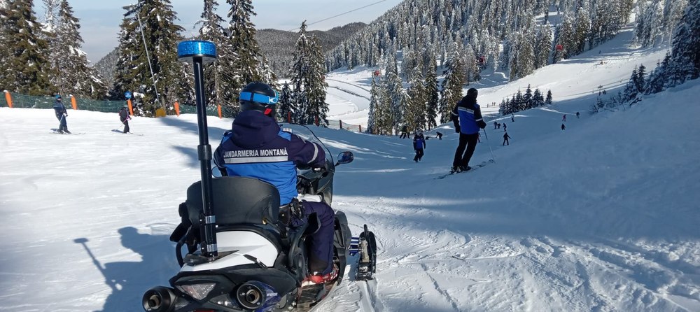 Conflict pe pârtie. Un turist a lovit un salvamontist, indignat că nu a fost ajutat să găsească telefonul soţiei