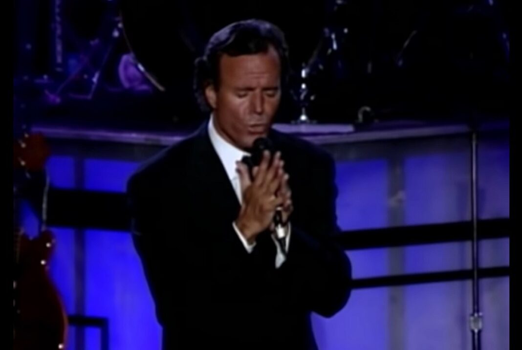 Confruntat cu un proces pentru abuzuri sexuale și trafic de persoane intentat de două foste angajate, Julio Iglesias respinge acuzaţiile, calificându-le drept „absolut false”