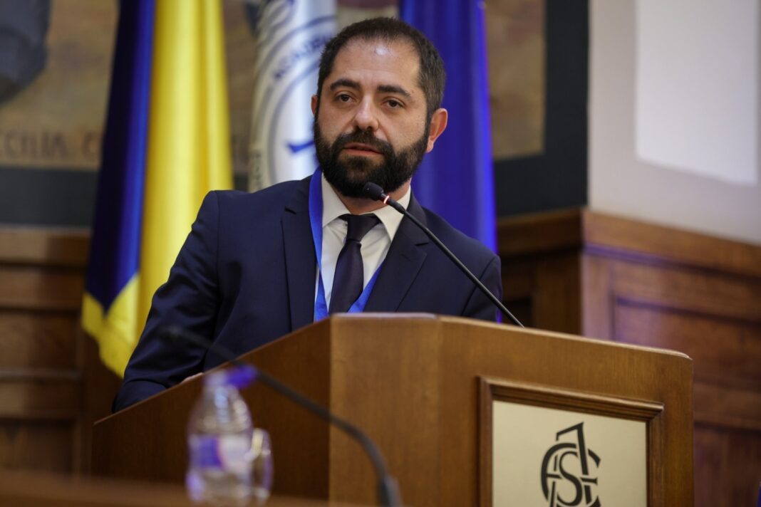 Consilierul prezidențial Radu Burnete și-a lansat site. ”Există și un cod care poate fi încălcat doar când are loc un abuz sau o ilegalitate / Nu mă mai regăsesc atât de bine în social media”