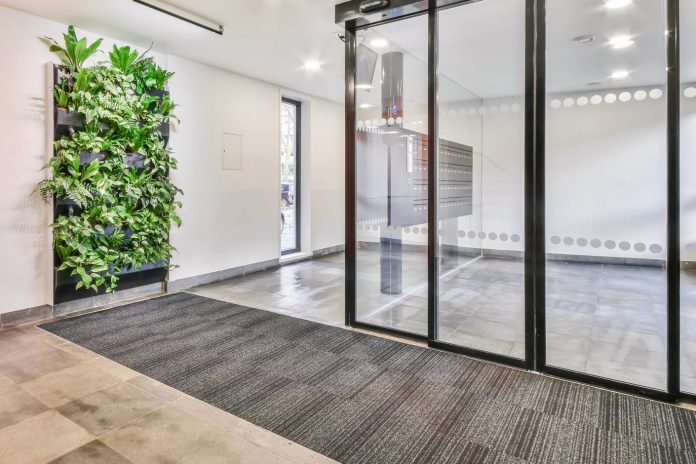 Covorasele profesionale: Soluții esențiale pentru zonele cu trafic intens