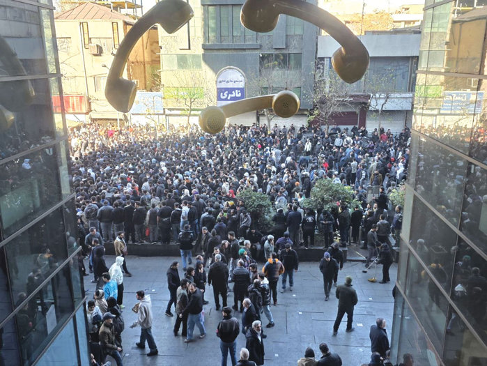 Cum a reuşit Iranul să suprime aproape total internetul şi cum reuşesc informaţiile despre revoluţie să răzbată din spatele cortinei de fier digitale