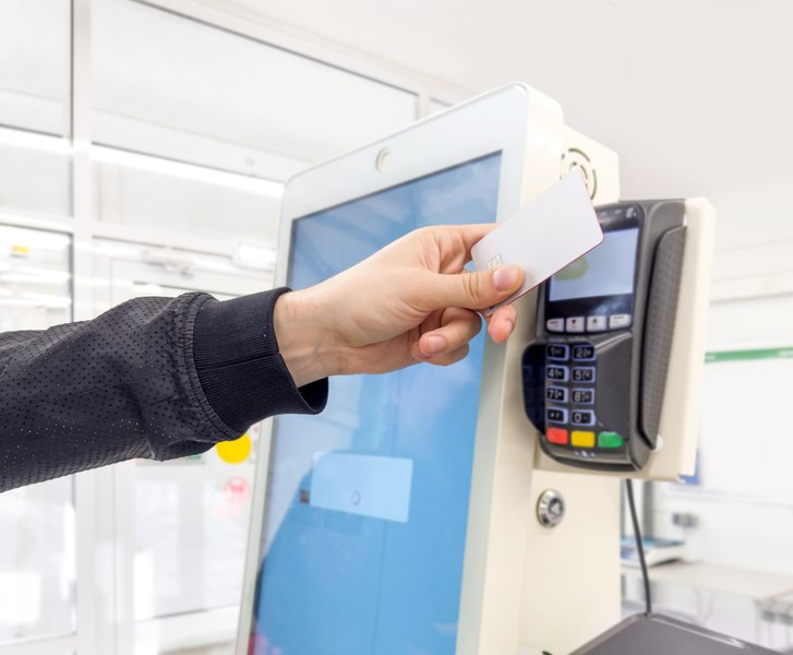 Cum a reușit un adolescent de 17 ani să fure, prin telefon, 67.000 de lei dintr-un magazin din Bistrița-Năsăud