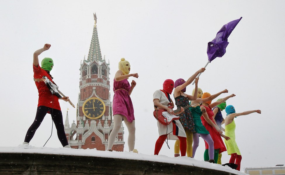 Cum devii „extremist” în Rusia: mărturia dură a unei membre a grupului activist Pussy Riot