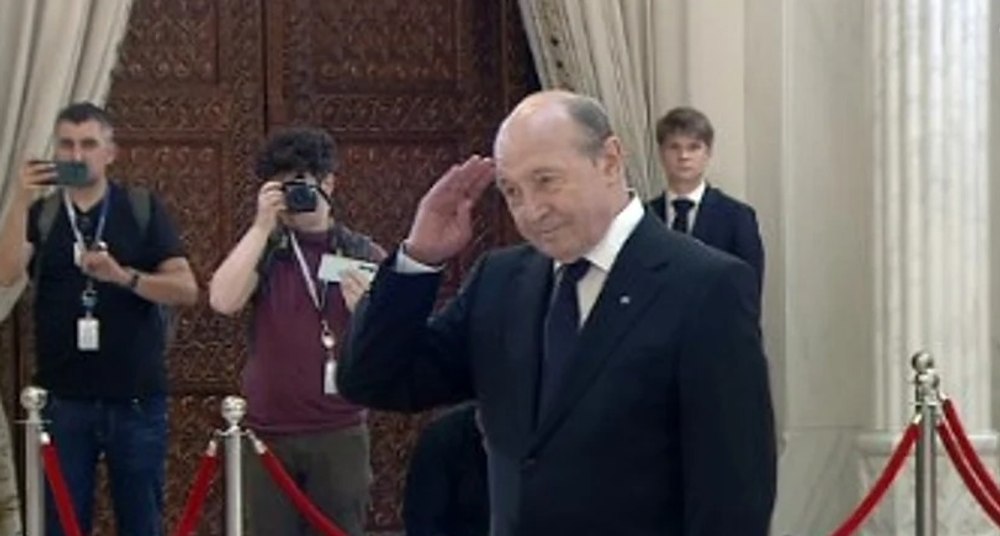 Cum explică Traian Băsescu gestul pe care l-a făcut cu mâna la înmormântarea lui Ion Iliescu
