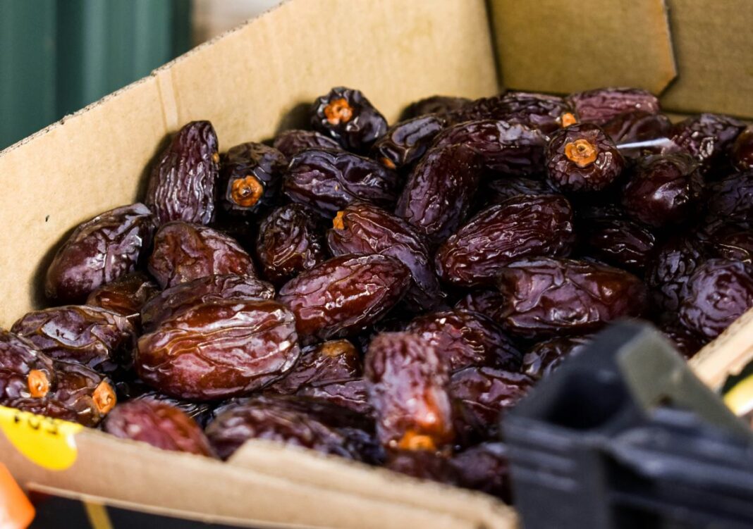 Curmalele devin un superaliment tot mai căutat și se consumă peste tot deși se produc doar în Orientul mijlociu și nordul Africii. Dulceața lor naturală și textura cremoasă le fac din ele și un ingredient ideal în rețete