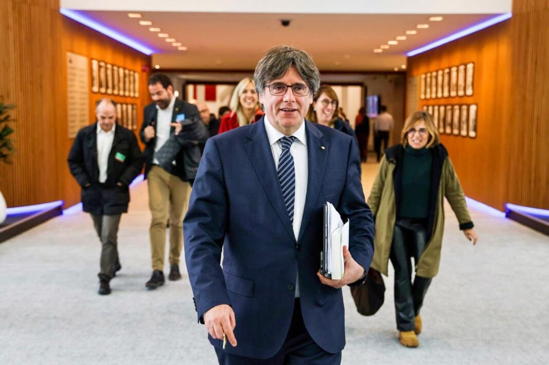 Curtea Constituţională a Spaniei menţine mandatul de arestare împotriva fostului preşedinte regional al Cataloniei, Carles Puigdemont