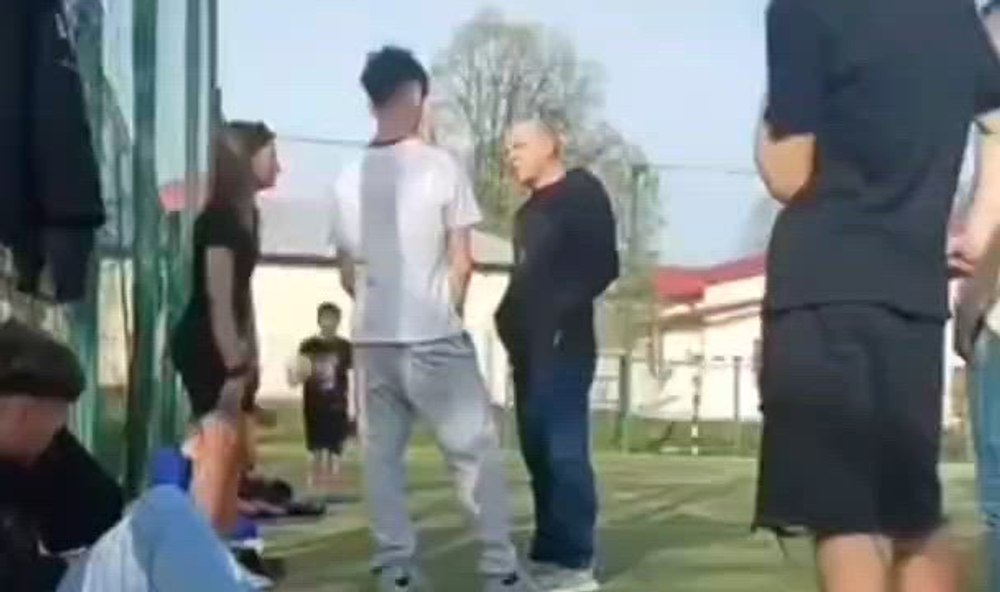 „Dă-ți pantalonii jos, acum!”. Momentul șocant în care un consilier local bate și umilește un elev în curtea unei școli din județul Galați