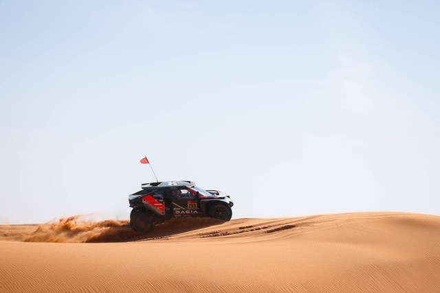 Dacia câştigă în premieră Raliul Dakar cu Nasser Al-Attiyah la volan, care acum împarte un record cu legendarul Ari Vatanen
