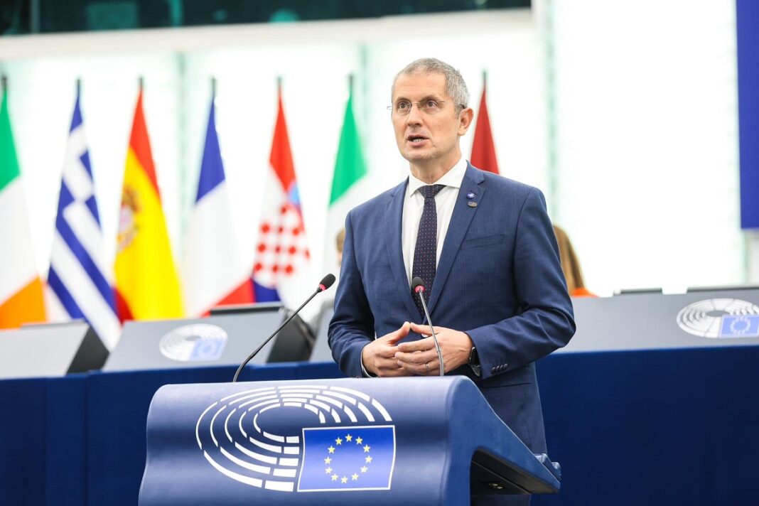 Dan Barna arată cum s-a ajuns la „ambuscada pe Justiție din Parlamentul European” – dezbaterea dezechilibrată despre statul de drept din România