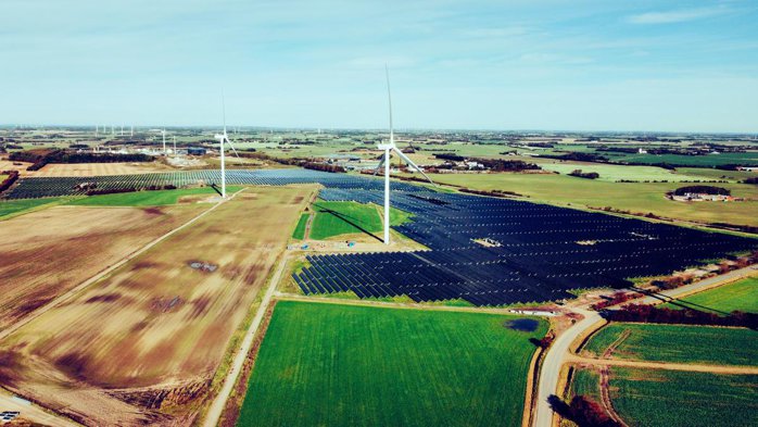 Danezii de la Eurowind Energy pregătesc primul său proiect hibrid eolian–fotovoltaic din România, la Siminoc, judeţul Constanţa, o investiţie estimată la 65 mil.euro susţinută prin mecanismul CfD