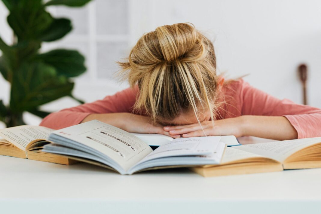De ce procrastinarea nu înseamnă lene, ci o gândire rigidă pe care creierul tău o poate dezvăța