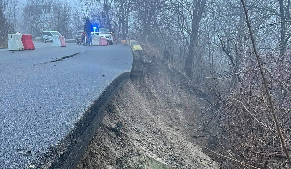 Decizie de urgență în Câmpină, după alunecarea de teren: tronsonul unde s-a surpat șoseaua a fost închis
