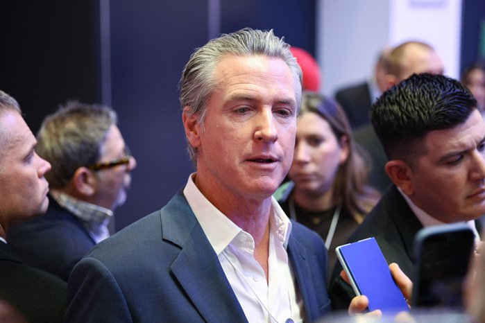 Declaraţii extrem de dure la Davos ale guvernatorului Californiei, Gavin Newsom, unul din cei mai vocali critici ai lui Trump: Nu mai suport această complicitate a liderilor care se supun. Ar fi trebuit să aduc o grămadă de genunchiere pentru toţi liderii lumii. Se împart coroane, se dau Premii Nobel. Sper ca oamenii să înţeleagă cât de patetic arată pe scena mondială