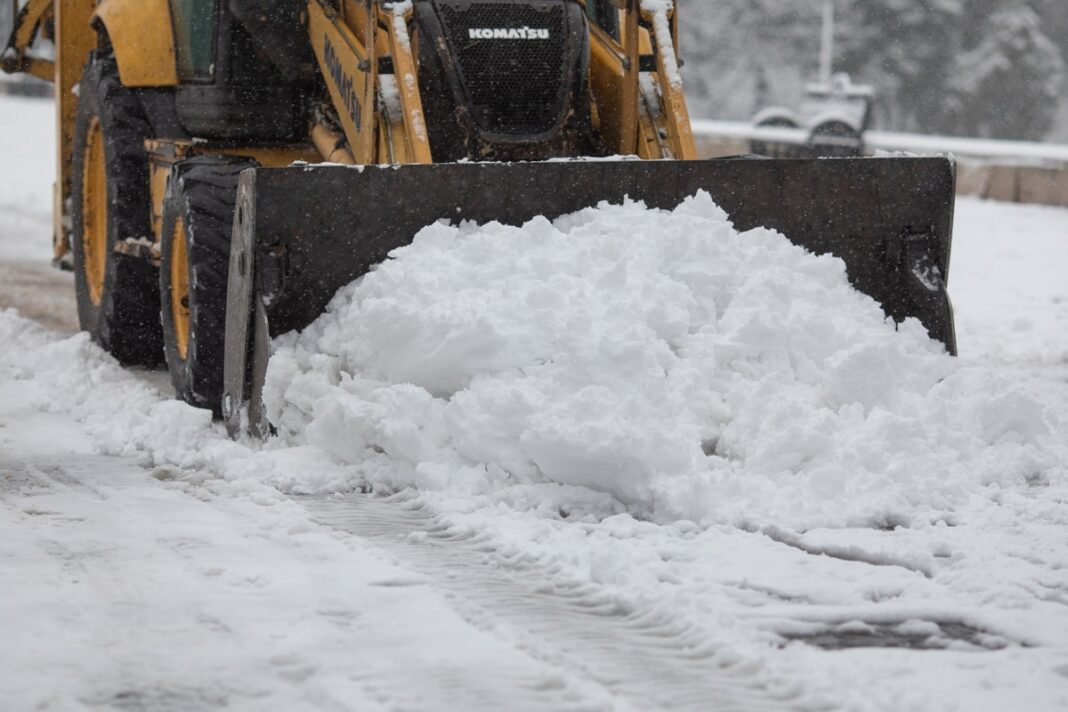 Deszăpezirea Capitalei: Autoritățile intervin cu utilaje și material antiderapant pe artere cheie / Sute de oameni vor lucra până dimineață / 2.500 de tone de material antiderapant va ajunge doar pe străzile din Sectorul 5