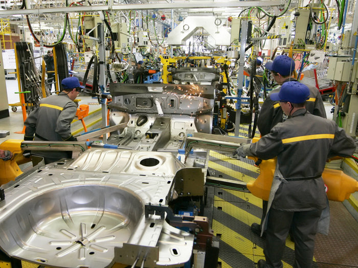 Dezastru în industria auto europeană: Furnizorii europeni de componente auto au anunţat peste 100.000 de concedieri în ultimii doi ani. Trecerea la maşini electrice şi concurenţa din China a prăbuşit cererea pentru piese