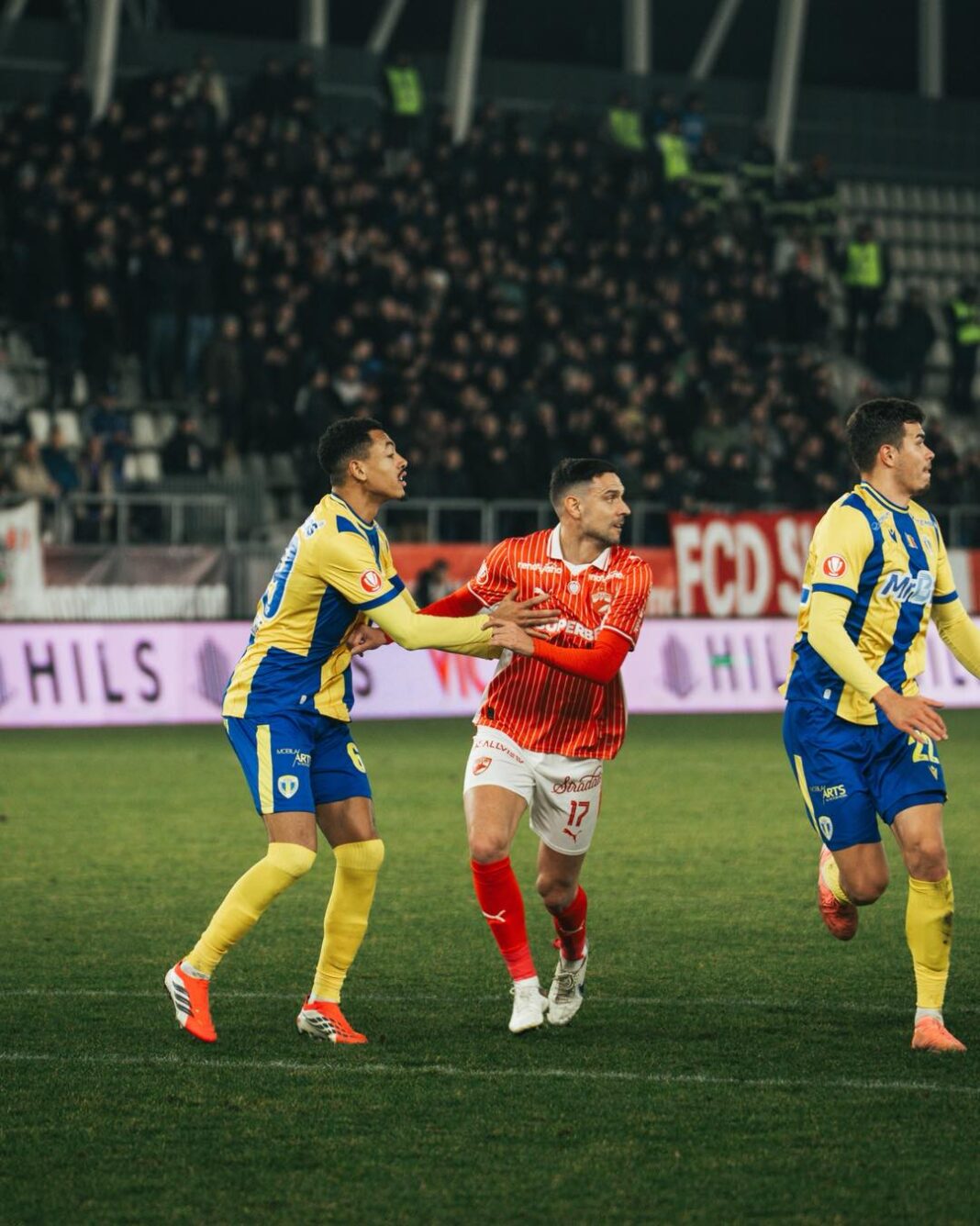 Dinamo pierde șansa de a urca din nou pe primul loc: 1-1 cu Petrolul pe stadionul Arcul de Triumf