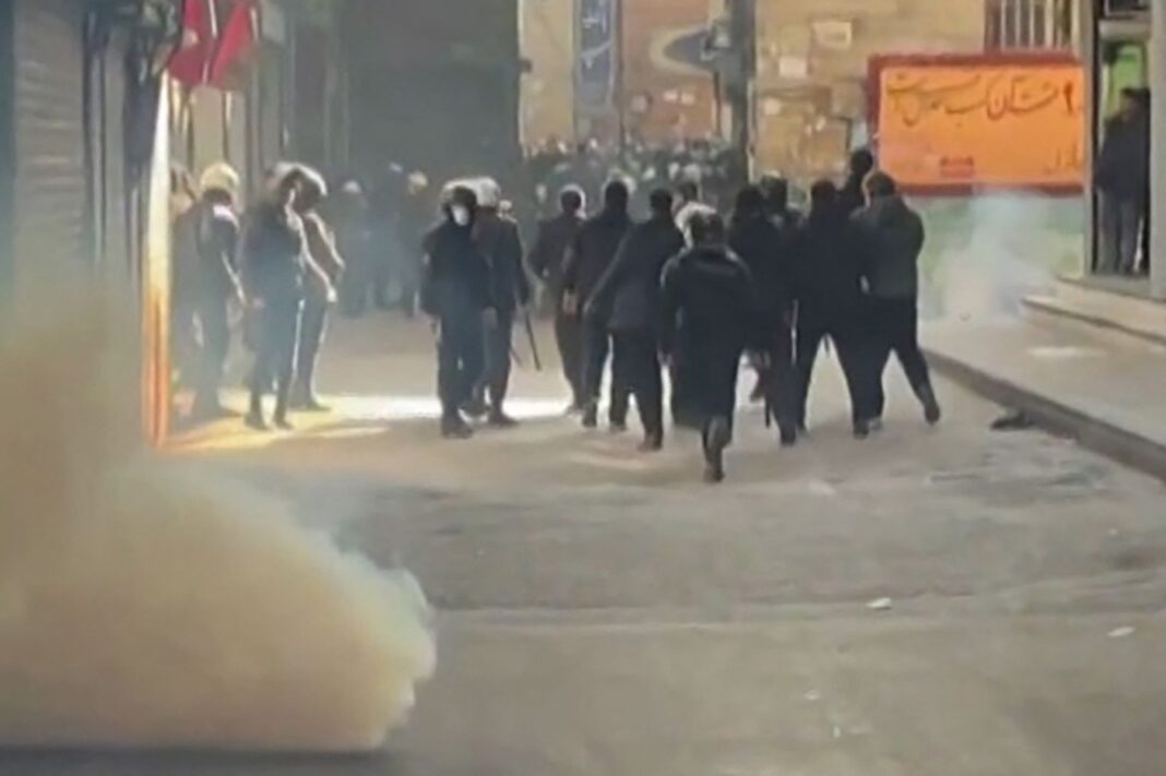 Doi cineaști iranieni denunță o „represiune flagrantă” a manifestanților: ”Regimul a întrerupt canalele de comunicare din interiorul ţării”