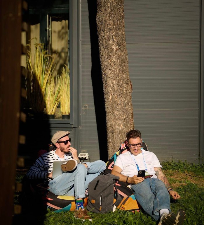 Doi prieteni cu background în marketing, IT şi health tech vin în sprijinul „părinţilor” de căţei cu Zoomies, o aplicaţie care traduce limbajul şi comportamentul animalelor de companie, pornită după o investiţie de 150.000 de euro. Care este povestea lor