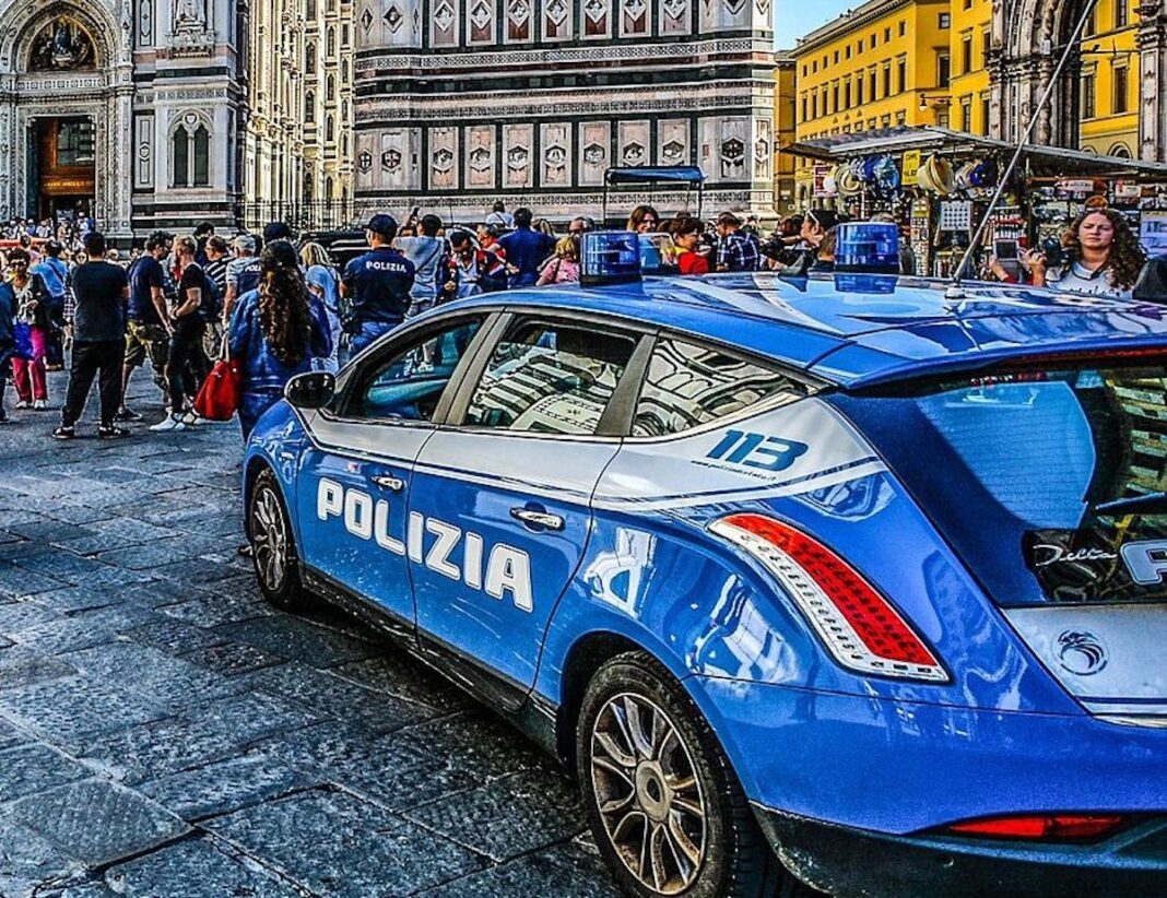 Doi români, arestați în Milano: unul dintre ei a furat arma unui polițist și a tras cu ea / Erau urmăriți după ce au jefuit un italian
