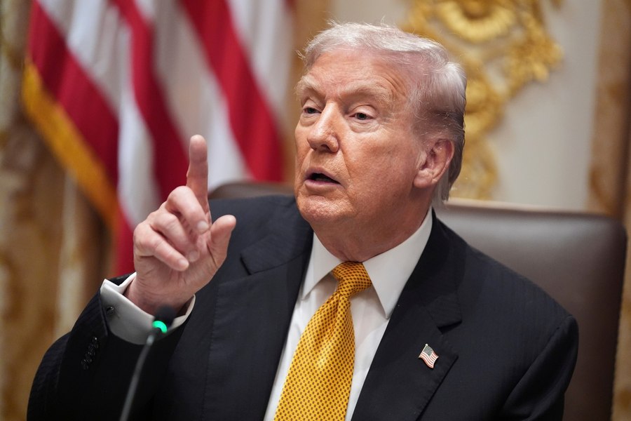 Donald Trump afirmă că liderii iranieni l-au sunat pentru a negocia. „Cred că s-au săturat să fie bătuţi de Statele Unite”