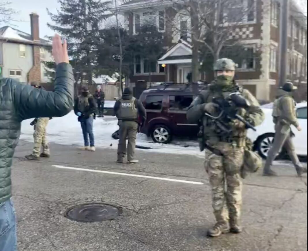 Donald Trump ameninţă să invoce Legea insurecţiei, care i-ar permite să desfăşoare armata în Minneapolis, în contextul atacurilor împotriva agenților de imigrație