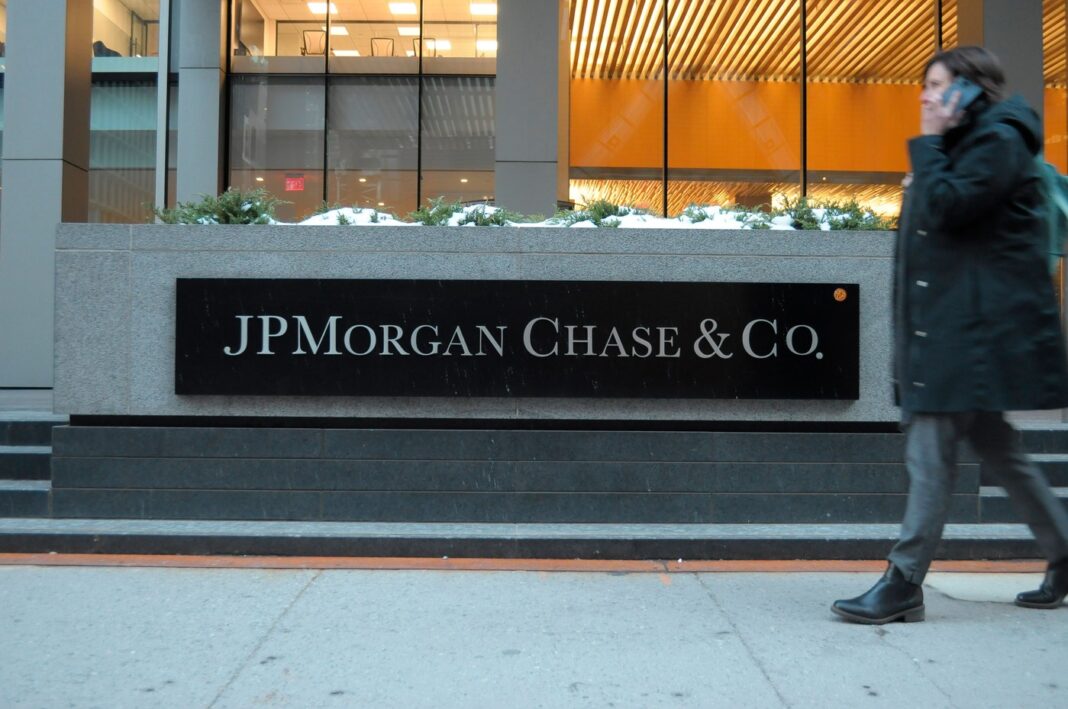 Donald Trump dă în judecată banca JPMorgan Chase și cere despăgubiri de cinci miliarde de dolari
