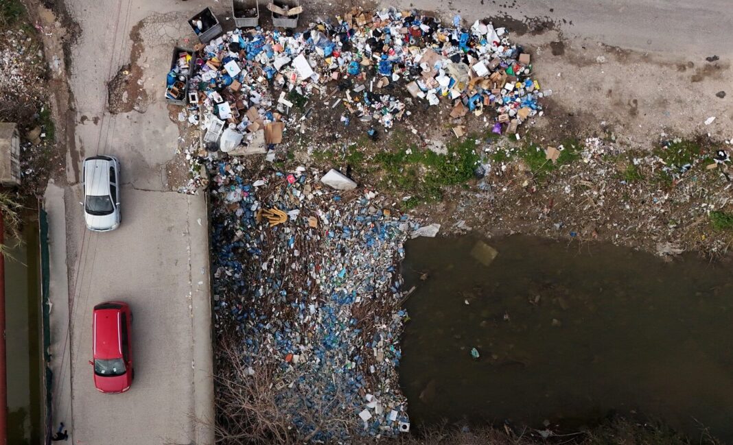 După inundații, Albania se îneacă în plastic