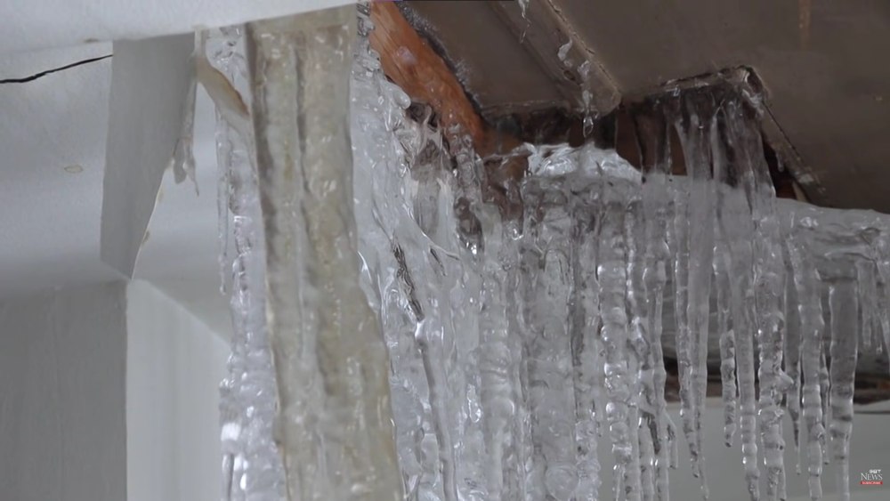 Economii periculoase: un apartament a devenit „castel de gheață” după ce a a fost tăiat de la încălzire