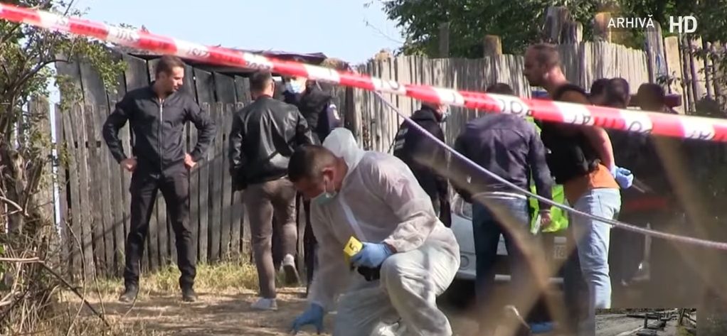 Elev de 15 ani, ucis și îngropat de colegi în curtea unei case din județul Timiș / Poliţiştii au mers pe urmele de sânge lăsate pe un trotuar