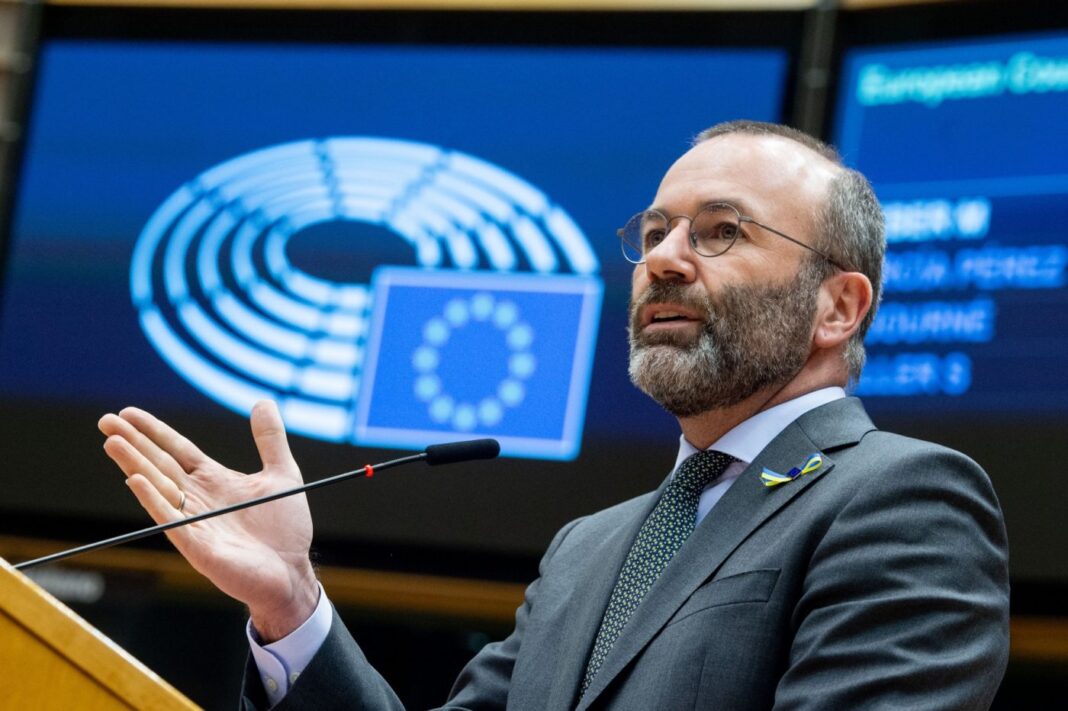 Europa s-a deplasat spre dreapta — este timpul ca și centriștii să facă același lucru, afirmă Manfred Weber