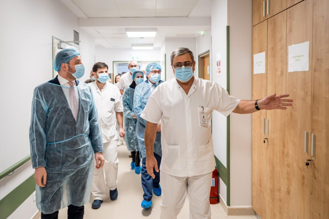 EXCLUSIV SURSE Zeci de radiologi din spitale publice și-au ”vândut parafele” unor clinici private / Interpretarea analizelor este făcută de alți doctori, cu calificări inferioare / Oficial: Cazuri de doctori la Stat care figurează cu program la privat, la zeci sau sute de kilometri distanță