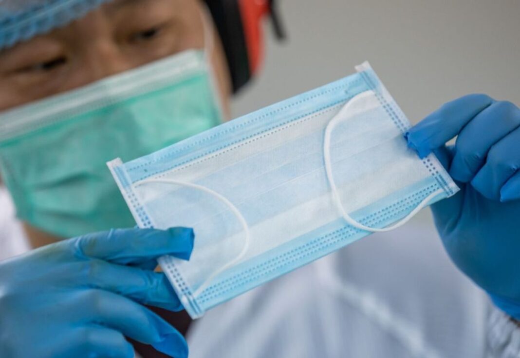 Experți cer OMS să înlocuiască măștile chirurgicale cu respiratoare: protecția sănătăților în spitale este „inadecvată”