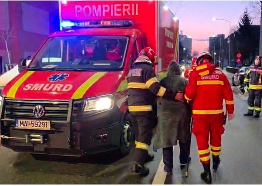 Explozie puternică într-un bloc din Alba Iulia: două persoane au fost grav rănite, iar 20 de locatari evacuați