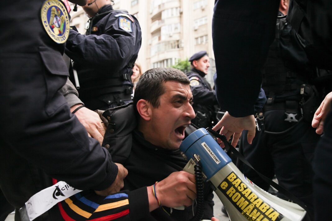 Far-right leader George Simion joins protest against law sanctioning fascist and Legionary acts / Protest takes place ahead of Simion’s scheduled U.S. visit