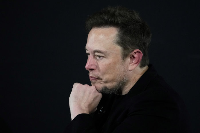 Fără azile de bătrâni: Musk spune că roboţii AI vor fi incredibili pentru îngrijirea vârstnicilor