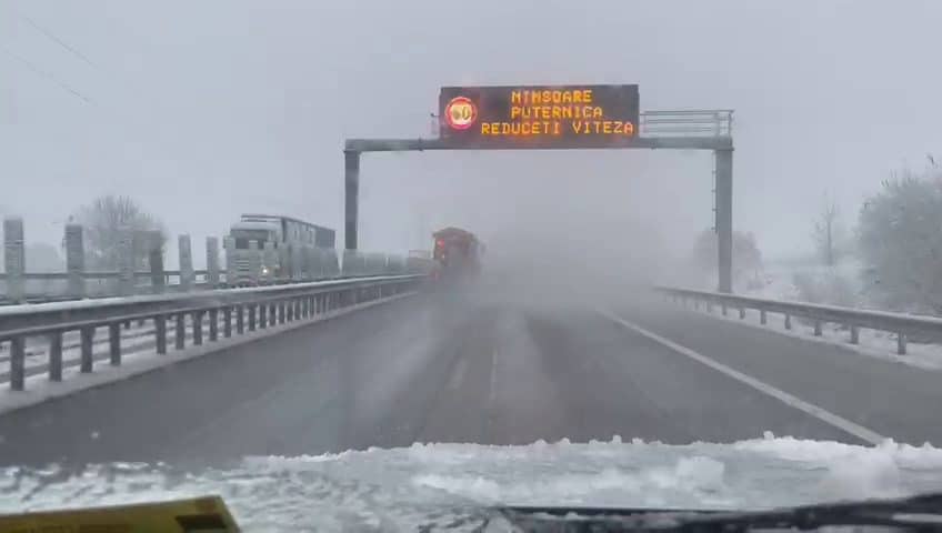 Fără certificat de înmatriculare și cu amenzi uriașe pentru cine circulă fără anvelope de iarnă / O femeie care nu avea mașina echipată de iarnă a fost amendată pe autostradă, într-o zonă aflată sub cod de ninsoare și viscol