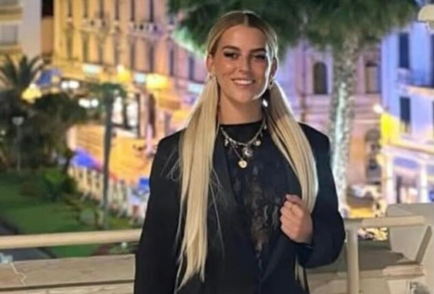 Femeia misterioasă cu cască de la Crans-Montana a fost identificată: nu trebuia să fie la bar în noaptea tragediei