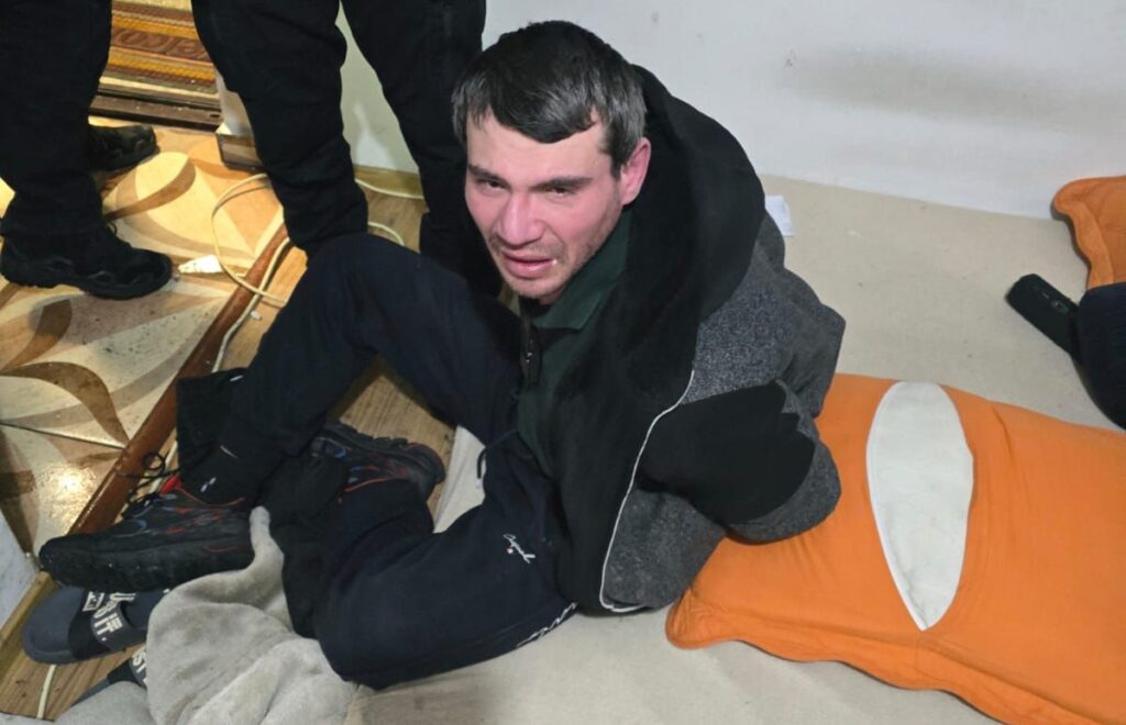 Femeie atacată în liftul unui bloc din Capitală cu un obiect ascuțit, posibil cuțit, de către fostul concubin / Victima a fost transportată la spital pentru îngrijiri medicale