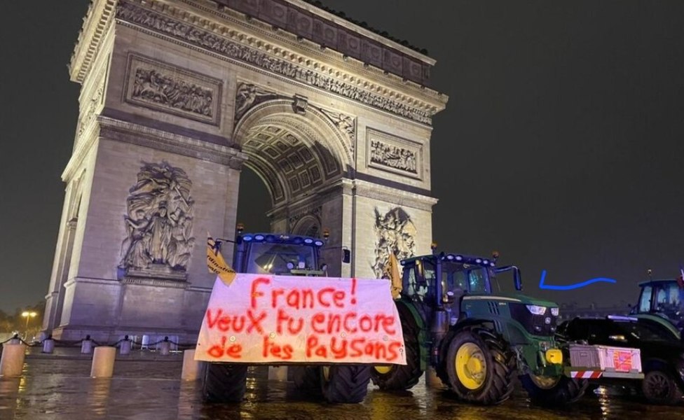 Fermierii francezi au intrat cu tractoarele în centrul Parisului, până la Turnul Eiffel