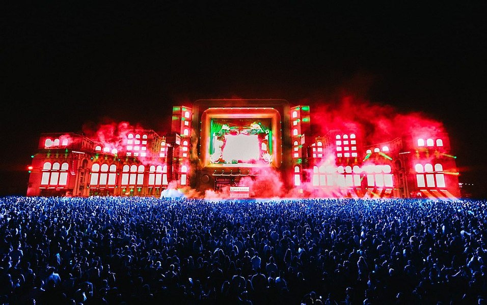 Festivalul NOSTALGIA, conceptul Retro-Disco-Future care a redefinit experiența de eveniment și festival în România, anunță lansarea magazinului online oficial de merchandising: nostalgiastore.love